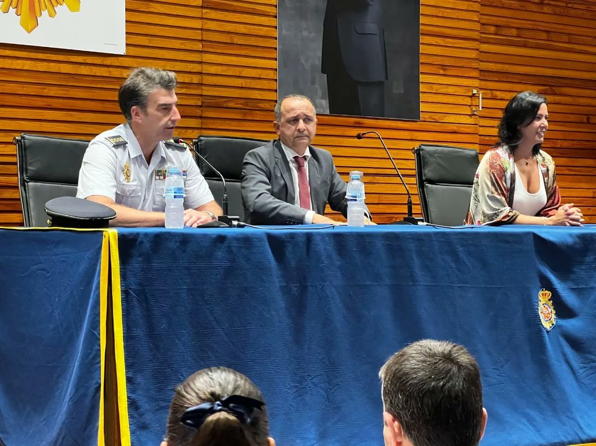 evebruler's tweet image. 🔵Reunión para presentar el Plan de Comercio Seguro y la campaña navideña de Santa Cruz junto a la Policía Nacional y la Delegación del Gobierno en Canarias, celebrada en la mañana de ayer.

@policia @PoliciaLocalSC
#ComercioSeguro #PoliciaLocalSC #PolicíaNacional #SantaCruz