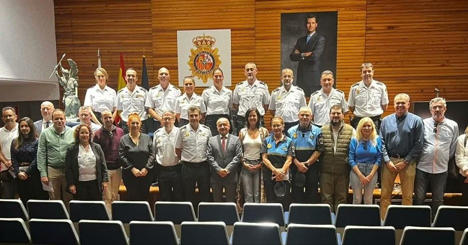 evebruler's tweet image. 🔵Reunión para presentar el Plan de Comercio Seguro y la campaña navideña de Santa Cruz junto a la Policía Nacional y la Delegación del Gobierno en Canarias, celebrada en la mañana de ayer.

@policia @PoliciaLocalSC
#ComercioSeguro #PoliciaLocalSC #PolicíaNacional #SantaCruz