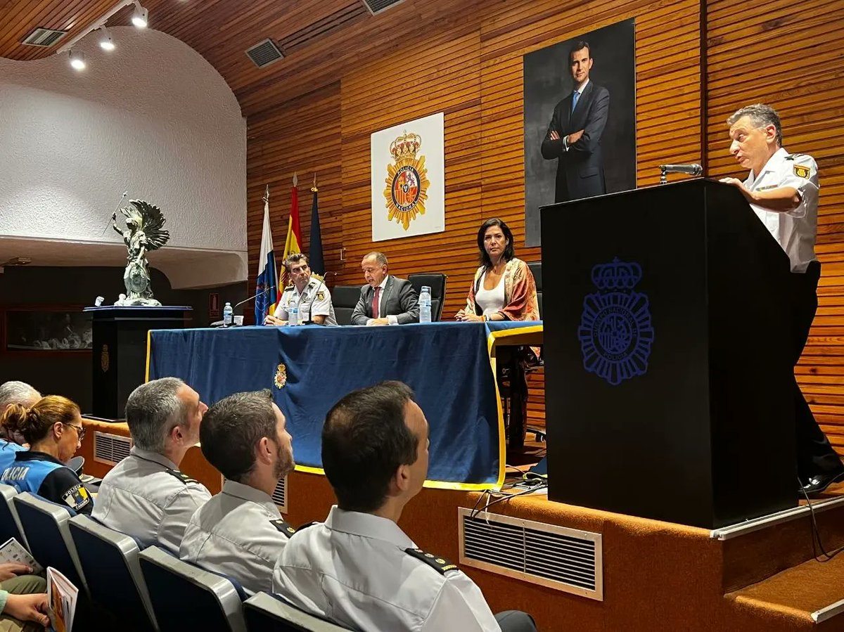 evebruler's tweet image. 🔵Reunión para presentar el Plan de Comercio Seguro y la campaña navideña de Santa Cruz junto a la Policía Nacional y la Delegación del Gobierno en Canarias, celebrada en la mañana de ayer.

@policia @PoliciaLocalSC
#ComercioSeguro #PoliciaLocalSC #PolicíaNacional #SantaCruz