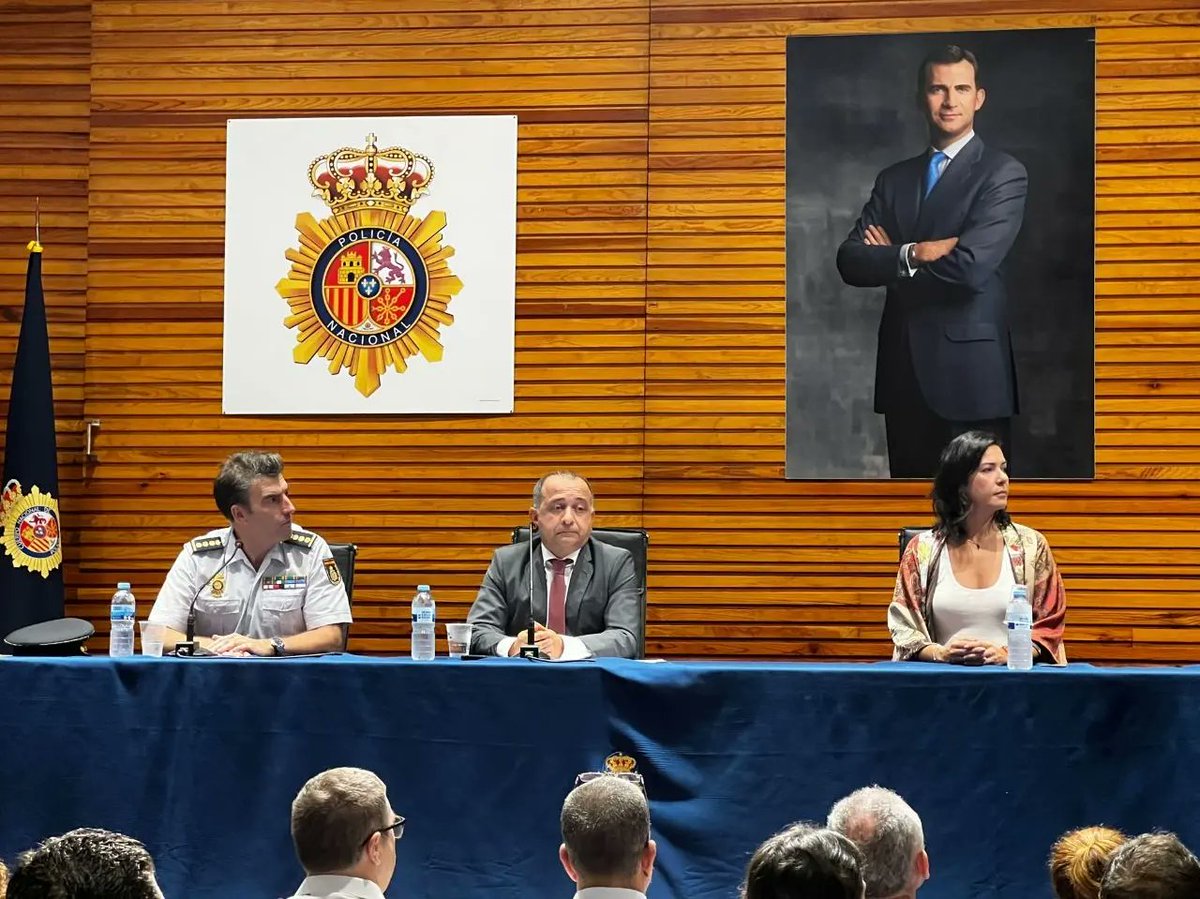 evebruler's tweet image. 🔵Reunión para presentar el Plan de Comercio Seguro y la campaña navideña de Santa Cruz junto a la Policía Nacional y la Delegación del Gobierno en Canarias, celebrada en la mañana de ayer.

@policia @PoliciaLocalSC
#ComercioSeguro #PoliciaLocalSC #PolicíaNacional #SantaCruz