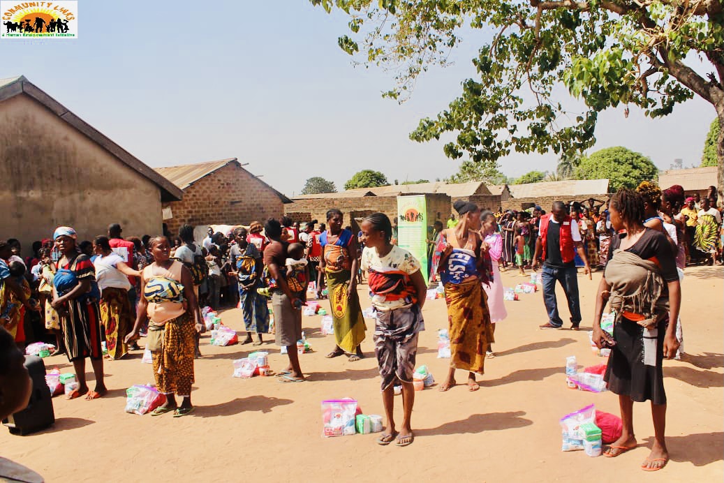 LinksNig's tweet photo. #CLHEI
#ChristmasKitchen2022

Earlier today, CLHEI reached out to 150 lactating mothers and children drawn from Nepa Quarters &amp; Baka IDP Camps respectively in the spirit of Christmas in Makurdi, Benue State. 

Below are picture excerpts! https://t.co/jE9LLzn09k