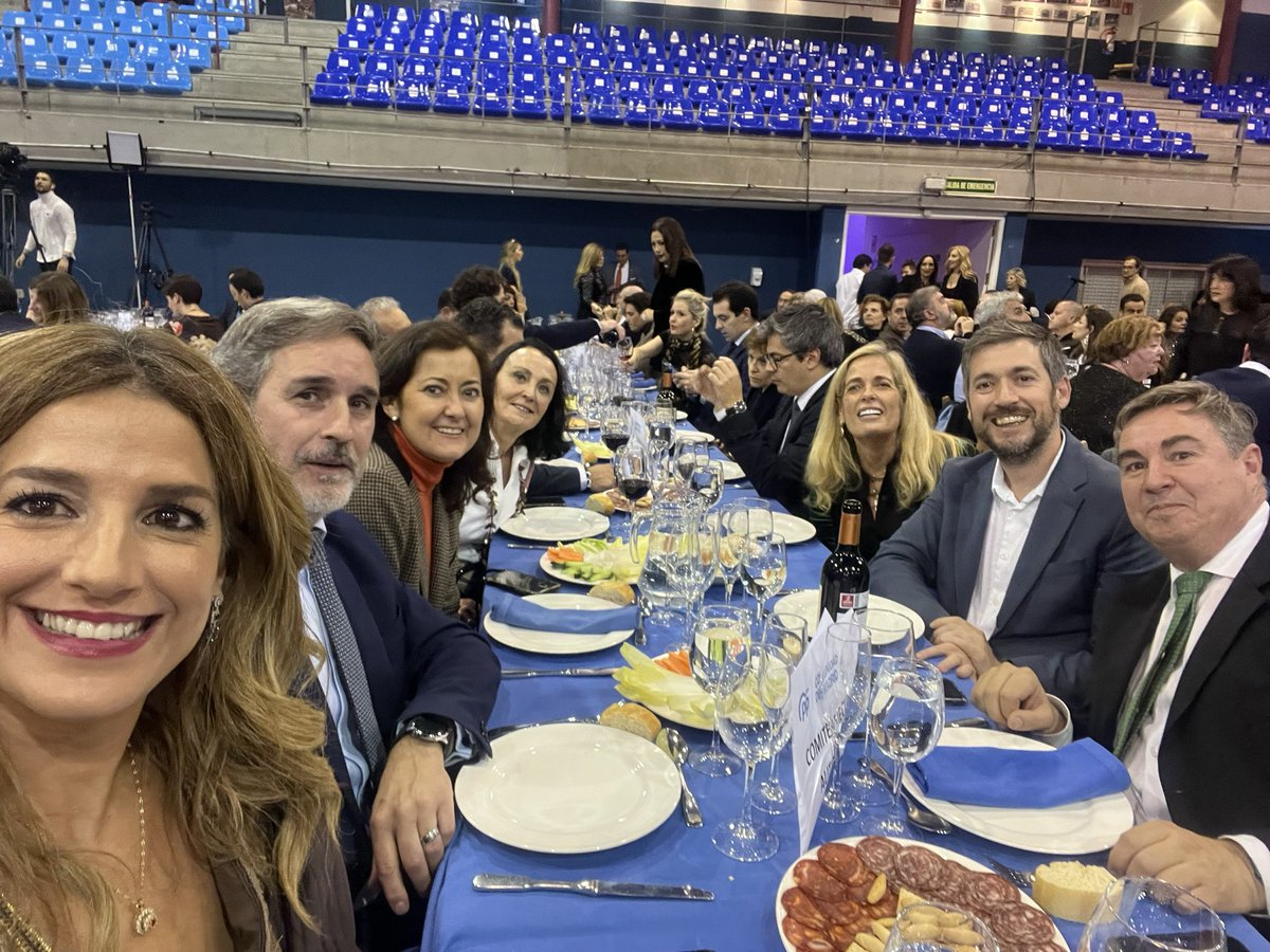 blondieconomics's tweet photo. Disfrutando un año más con muchos amigos y compañeros la cena de navidad del @ppmadrid con @NunezFeijoo y @IdiazAyuso #conganas #conesfuerzo #conoptimismo para que el año 2024 sea el año del PP tanto en la @ComunidadMadrid como en España 🇪🇸 https://t.co/3uKFdnn6ju