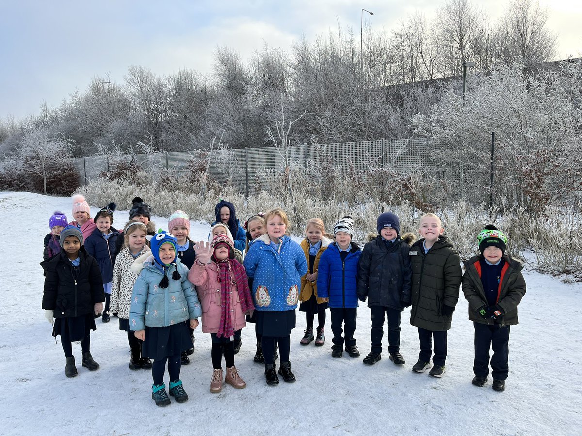 _miss_coates's tweet photo. We loved going outside today to explore the snow ❄️ (Miss Coates says ‘Pull a funny face’ and this is the result 😂) https://t.co/AhIrIl5cud