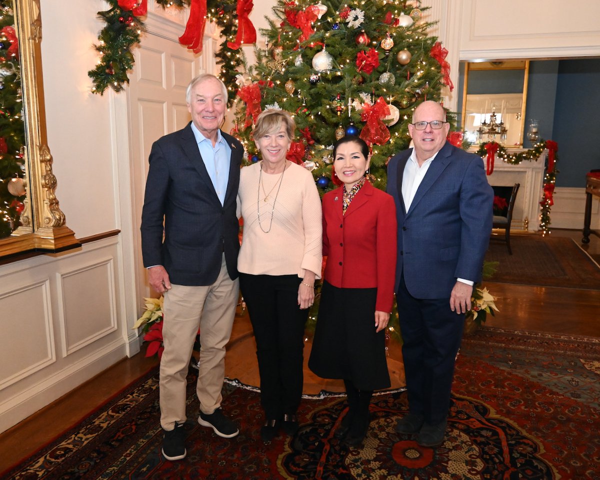 GovLarryHogan's tweet photo. It has been an honor to work with Comptroller Peter Franchot over the last eight years, and this afternoon the First Lady and I welcomed him and his wife to Government House for lunch to thank him for his decades of dedicated service to the state. https://t.co/Ah8zBYnbHN