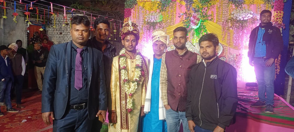 SujitKu99950554's tweet photo. टिकूलपर:- पार्टी के युवा साथी #Navin_kumar जी के शादी समारोह में शामिल हुआ। https://t.co/nDLDRmksuj
