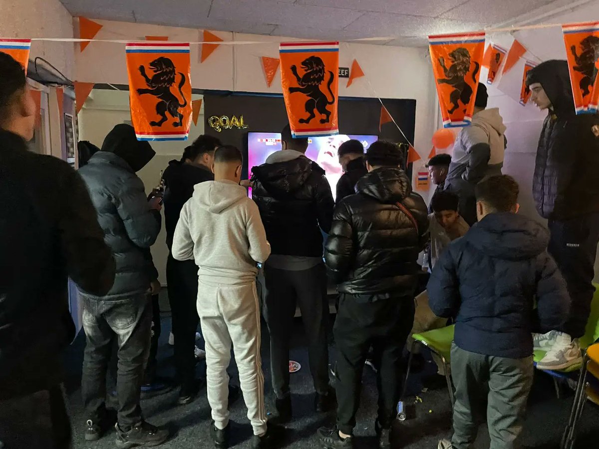 Afgelopen zaterdag hebben we zeker met 20 jongeren gekeken naar de kwartfinale Marokko - Portugal!

Ondanks dat Nederland vrijdag uitgeschakeld werd op het WK kunnen we nogsteeds genieten van het Marokkaanse elftal!

Dima maghreb 🇲🇦

#marokko #wk #meion #jongeren