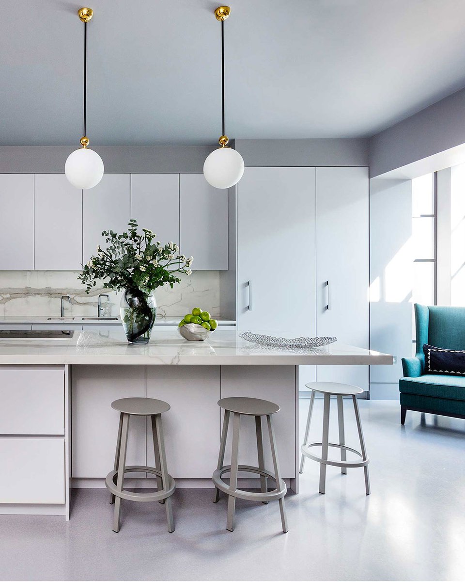 This sophisticated clean-lined kitchen was designed to serve both as an informal family dining zone &amp; busy working family kitchen, featuring an enormous island clad in Neolith calacatta &amp; flush-fronted lacquered cabinets.
#bespoke #luxurykitchens #joinery hux-london.co.uk/projects/homef…