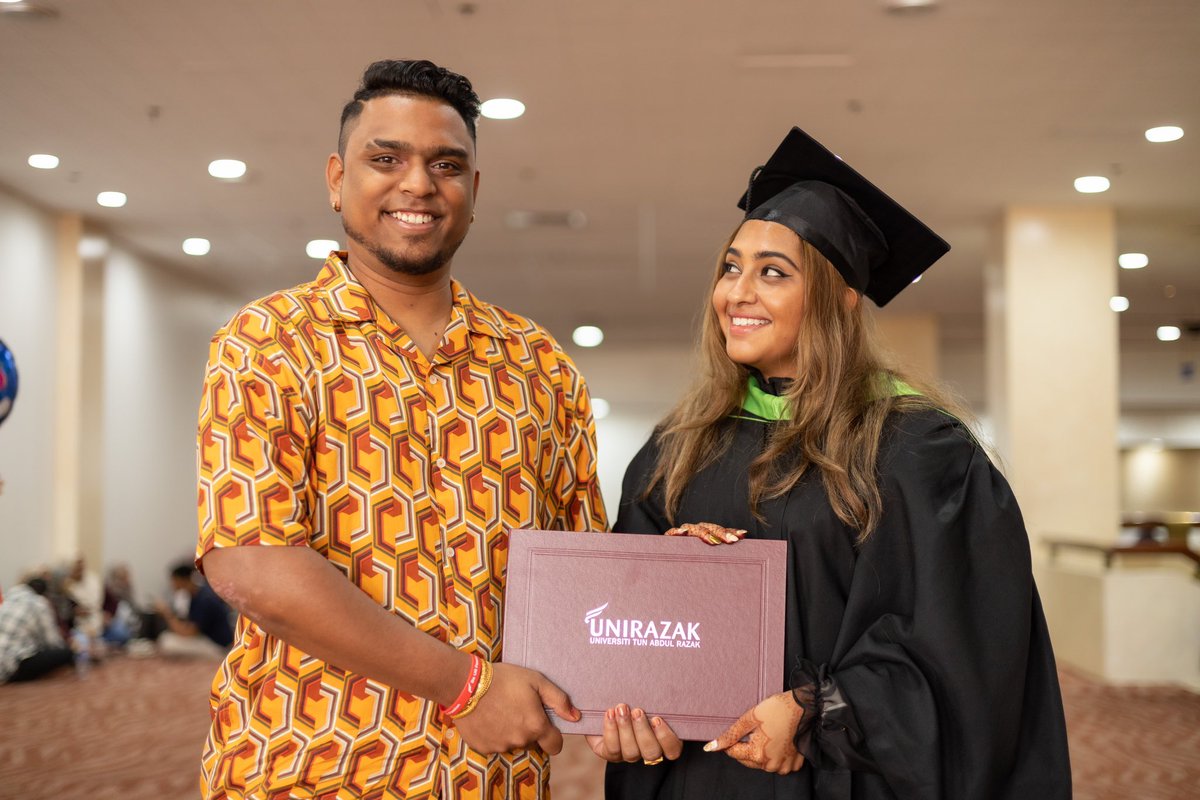 NiroshaSha99's tweet photo. Graduated &amp; Married on 10.12.22 ❤️

@arvindrajtweets https://t.co/XTItc6MqsE