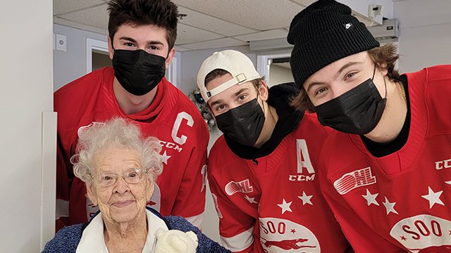 It was a great morning visiting residents of the Great Northern Retirement Home and spreading a little Christmas cheer (stuffed animals) courtesy of our friends with <a href="/SaultAirport/">Sault Airport</a>.
<a href="/BryceMcconnell3/">Bryce Mcconnell barker</a> <a href="/watson93_/">Kalvyn Watson</a> <a href="/HookeyLanden/">Landen Hookey</a> 
📸 soogreyhounds.com/gallery/photos…