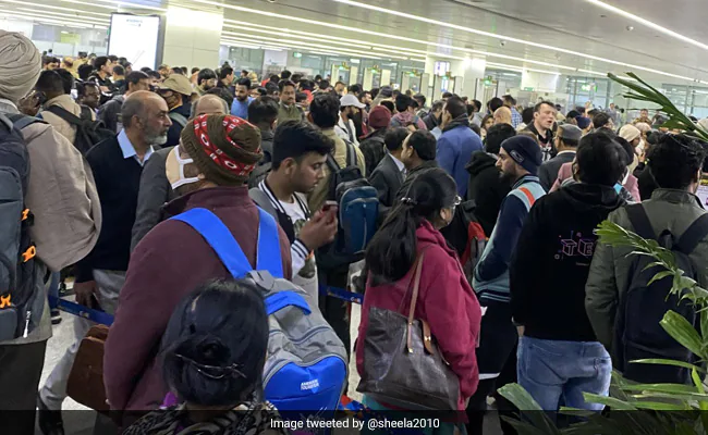 ndtv's tweet photo. "Reach Delhi Airport At Least...": IndiGo, Air India's Advice Amid Crowd Chaos https://t.co/SHE9RAMbzM https://t.co/R3OiUY7GYI