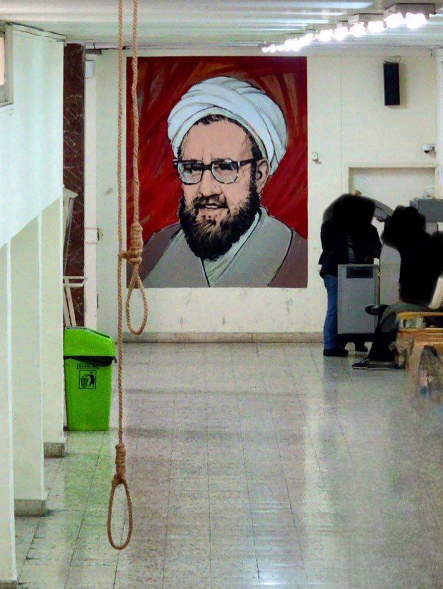 arminarefi's tweet photo. QUELLE IMAGE ! Des cordes ont été pendues au plafond de l’université Shahid Beheshti de Téhéran, près du portrait de l’ayatollah Motahari, l’un des théoriciens de la République islamique, en référence aux  2 manifestants, #MohsenShekari et #MajidrezaRahnavard, exécutés en 4 jours https://t.co/RdcXyjDdXh