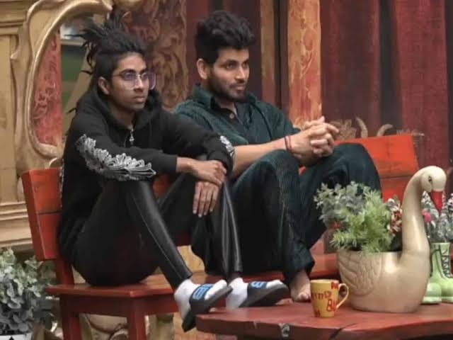 BiggBossTakbb16's tweet photo. Aaj Ki Fight mey aap Kise Support kar rhe ho? 

#PriyankaChaharChoudhury
#ShivThakare #MCStan
#AnkitGupta #BiggBoss #BiggBoss16

#PriyanKit                         #ShivStan
Like ❤                               Retweet 🔄 https://t.co/O0qKYFQXRQ