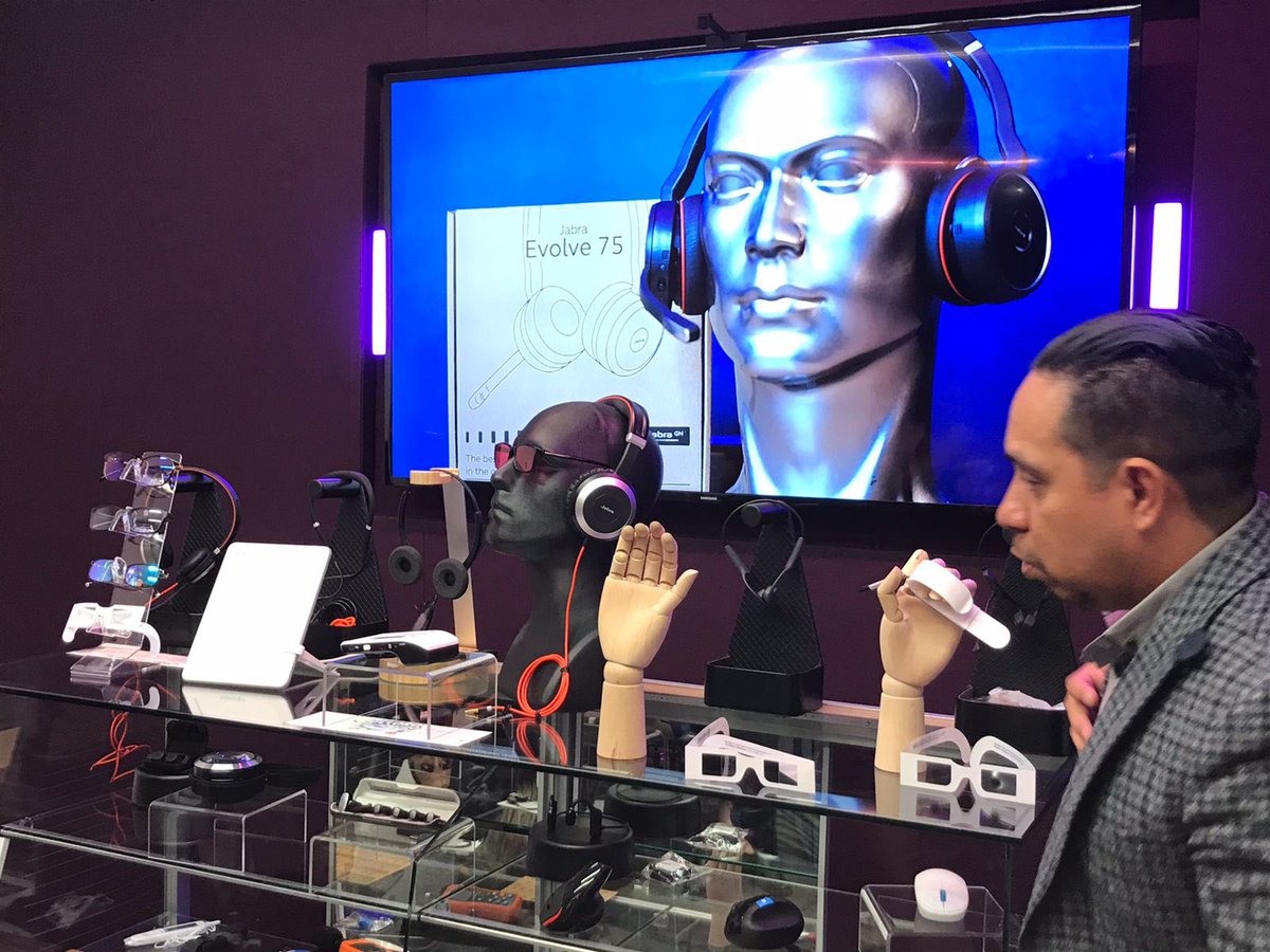 FundMVSRadio's tweet photo. Te invitamos a conocer los Centros de Accesibilidad de @Accenture que son zonas de experiencia que brindan soluciones de tecnología de asistencia para diferentes necesidades, desde problemas auditivos y visuales hasta soluciones de movilidad, prevención de discapacidades. https://t.co/1yAoi9eqhY