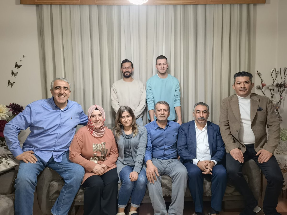 KCEKMECE_MHP's tweet photo. Genel başkanımız Sayın Dr.Devlet BAHÇELİ’nin talimatları doğrultusunda "KOMŞUM NASILSIN?" temalı ev ziyaretlerimiz kapsamında bugünkü ev sahibimiz  Sn. Fatma ve Ekrem ALKAN çifti ile komşuları oldu. Ev sahiplerimize ve komşularına teşekkür ederiz.
#komşumnasılsın  @_MHPistanbul_ https://t.co/VQKqlmElpc