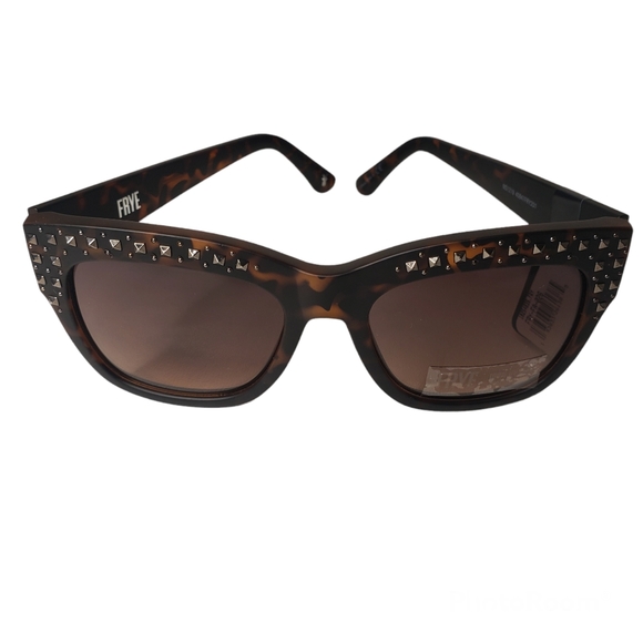 PatsyPetrie1's tweet image. So good I had to share! Check out all the items I'm loving on @Poshmarkapp #poshmark #fashion #style #shopmycloset #frye #shadeshore #federalglass: posh.mk/F1c7im2qJvb