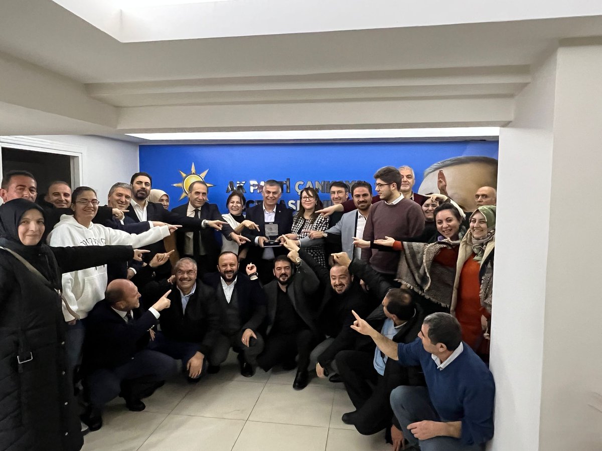 akcankaya's tweet photo. Yönetim Kurulu toplantımızın ardından Ankara geneli sayısal bazda üye artışıyla 2. olmam��z münasebetiyle İl Başkanımız Hakan Han ÖZCAN'ın tarafımıza vermiş olduğu plaketimizle gurur pozu verdik.

#ÇankayaİçinÇalışıyoruz @hakanhanozcan @mustafahasgul https://t.co/9bYNyRPQbh