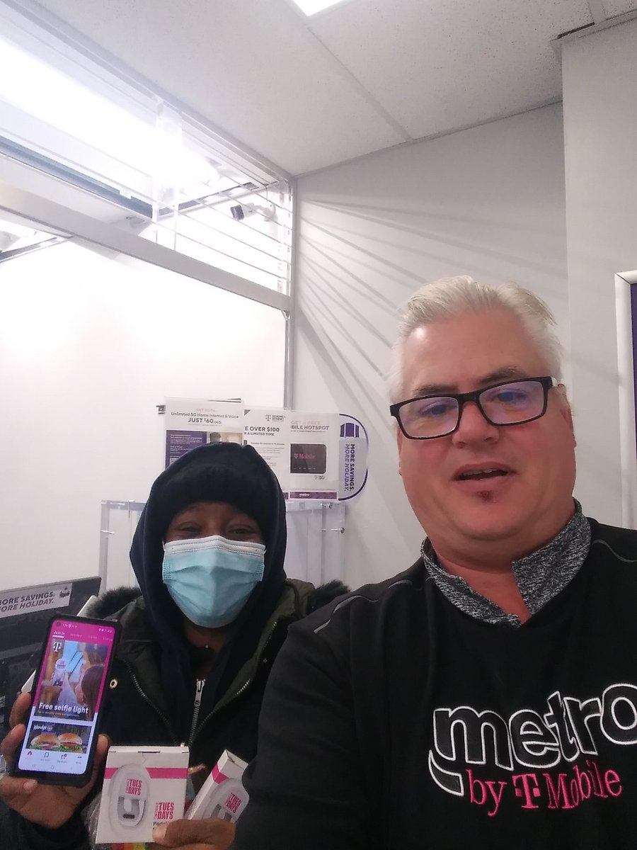 Rocking #TMobileTuesdays at Saif Communication 8105 Linwood <a href="/WinstonAwadzi/">Winston Awadzi</a> <a href="/Noirot/">Mike Noirot</a> <a href="/thayesnet/">Terry Hayes</a> @MagentaMDM <a href="/Steven0_0AlTon/">Stev</a> #MbTM #Livoniarocks @