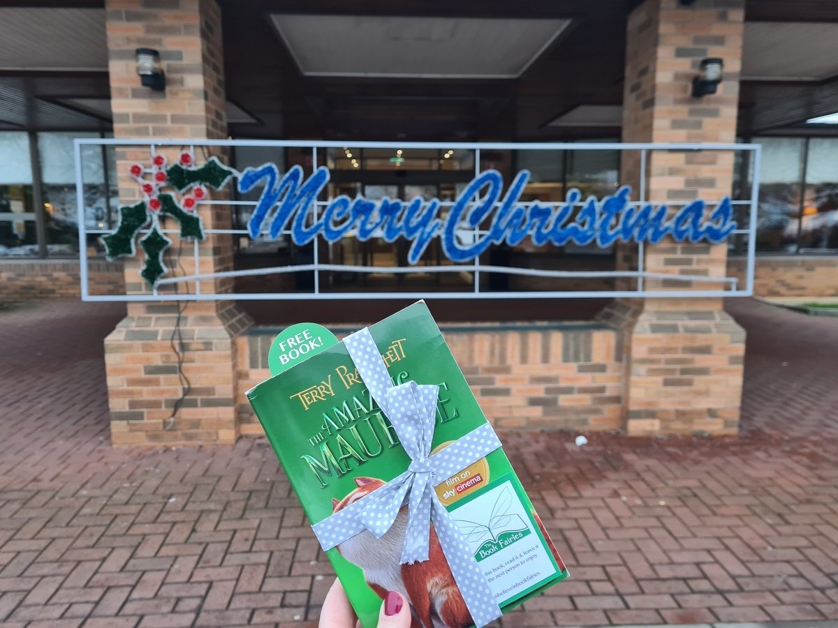 BookfairiesShef's tweet photo. The Book Fairies are excited for the new film #TheAmazingMaurice, based on the Terry
Pratchett novel - we are sharing copies of the book this week! Will you be lucky enough to read it before you see the new film? #ibelieveinbookfairies #MauriceBookFairies #bookfairiessheffield https://t.co/lXE8gHNz05