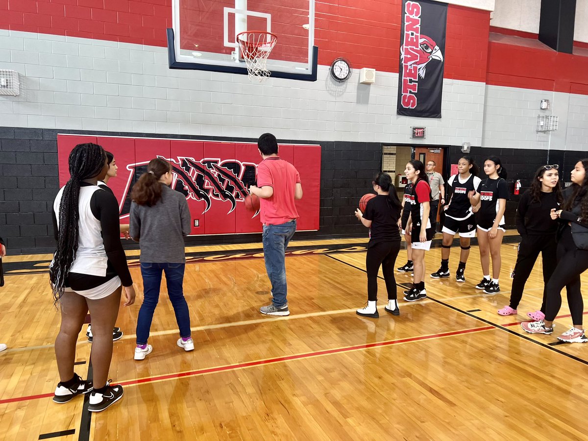 stevensgirlsbb's tweet photo. We had some very special guests at practice this morning. Thanks to SHS ALE for coming out and getting shots up with us!
❤️❤️❤️ https://t.co/bEfjjKWed9
