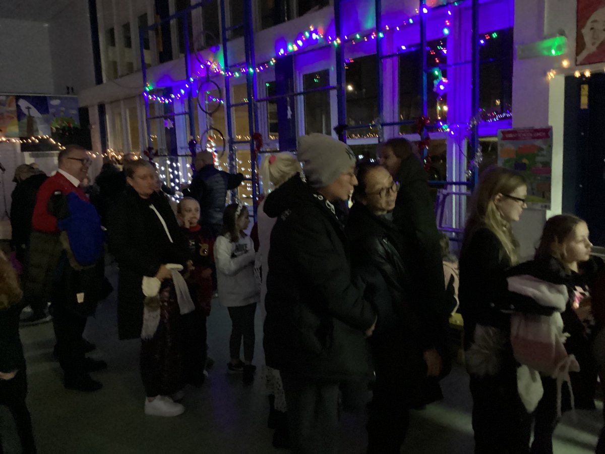StMattsLL's tweet photo. Now for some hot chocolate βοΈπ#sochristmassy #lookatthatqueue https://t.co/YsrH6FheGq