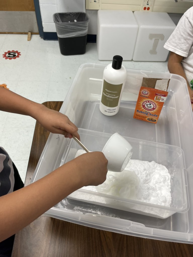 STEMtasticSTARS's tweet photo. After listening to Snowmen at Work, students used EDP to design a shovel that would pick up the most snow. @NISDMichael @NISDSTEMLabs #BeTheLight #WinterSTEM https://t.co/C3vjSJj3tv