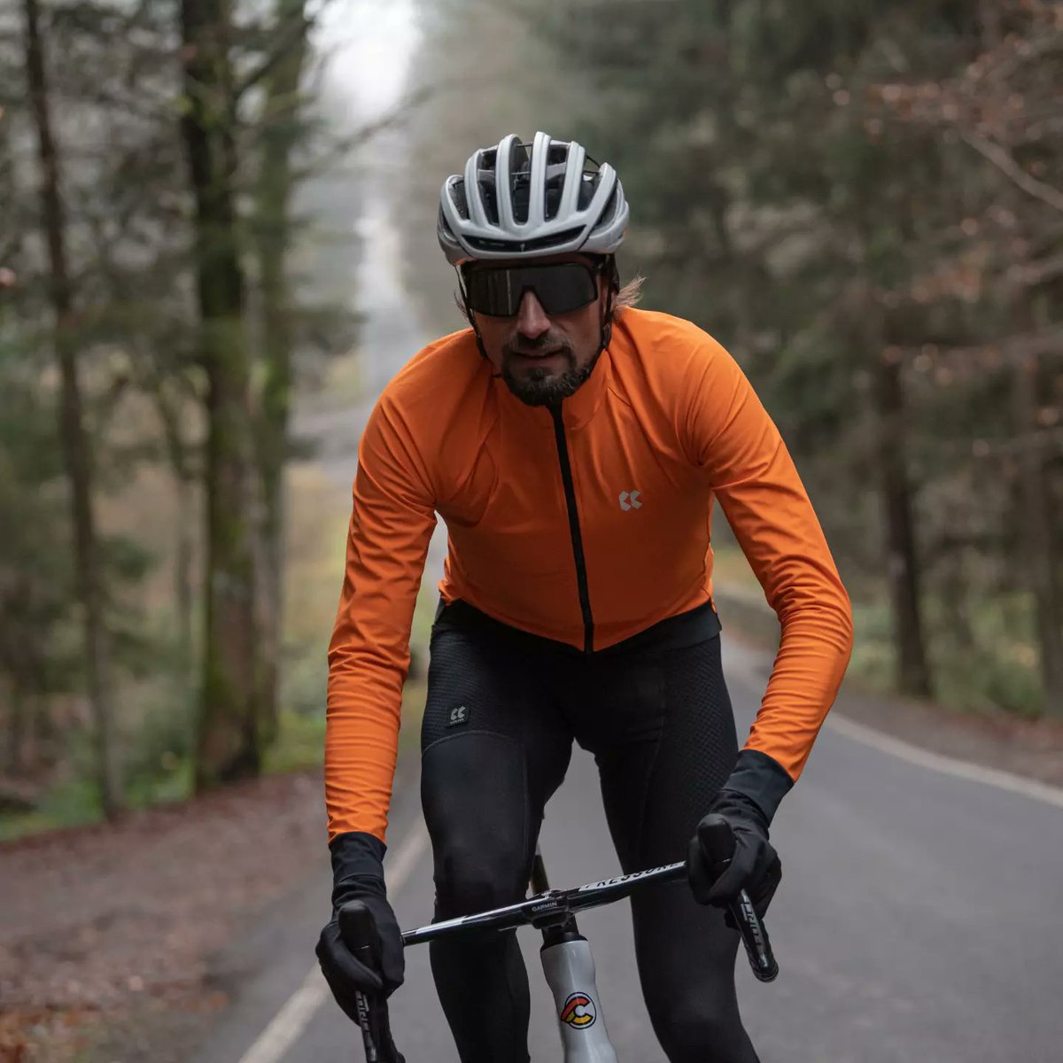 Kalaswear_es's tweet photo. El nuevo catálogo de Kalas se caracteriza por los colores vivos de la gama Passion Z3, además de los tejidos con membrana elegidos junto a los mejores profesionales.

La revolución de la chaqueta Vent+,  fabricada con una membrana ligera, garantiza transpirabilidad https://t.co/yia50NnEDk