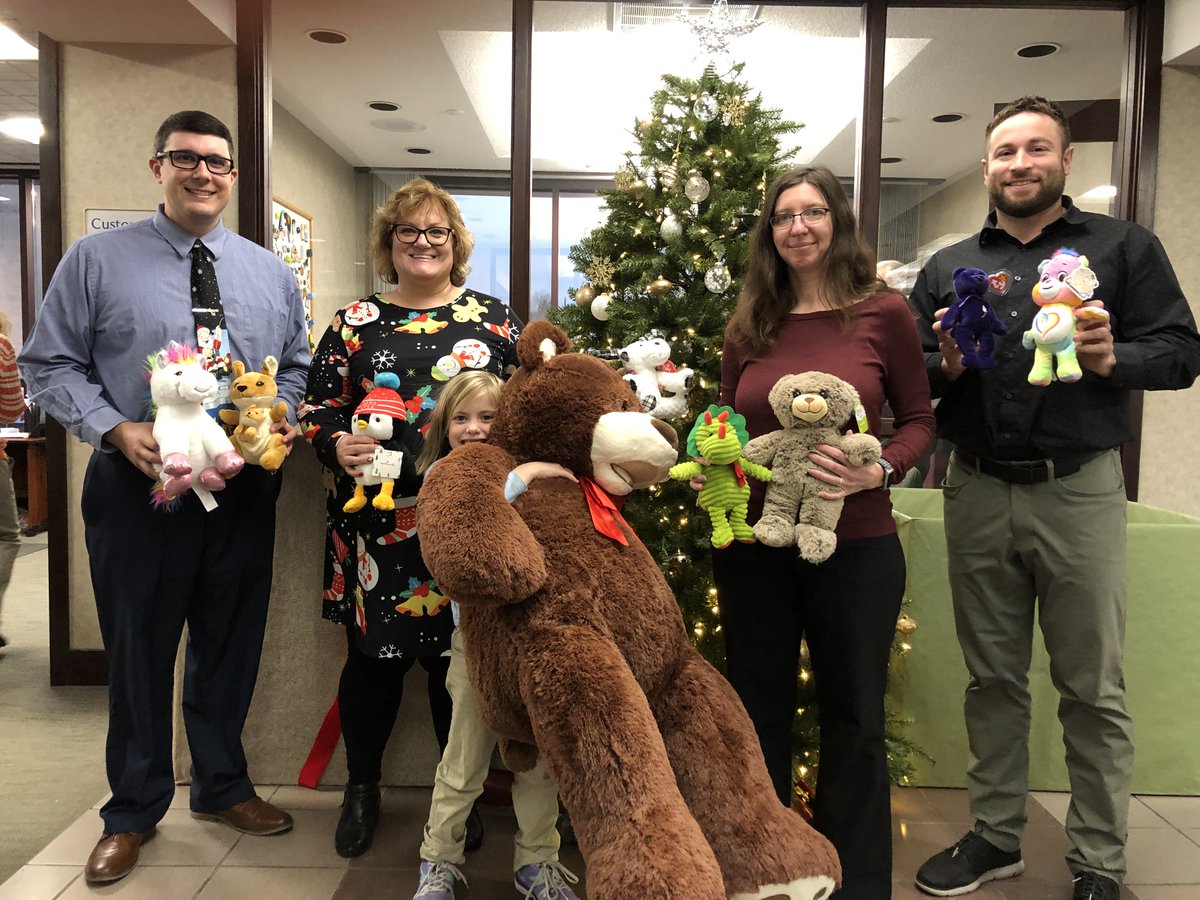 fnbimk's tweet photo. Marcia VanWolvelaere of U.P Foster Closet of Dickinson County stopped by with a helper to receive a donation of stuffed toys, along with Selene Gonzalez of The Caring House and Caring House Child Advocacy Center! 
#projectteddybear https://t.co/UUdY2U2dLT