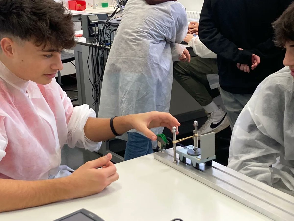 L'alumnat de Física de #1batxpv han realitzat un taller a la UAB sobre l’estudi de la frenada d’un cotxe. Han pogut entendre conceptes treballats a l’aula amb l’ús de sensors.