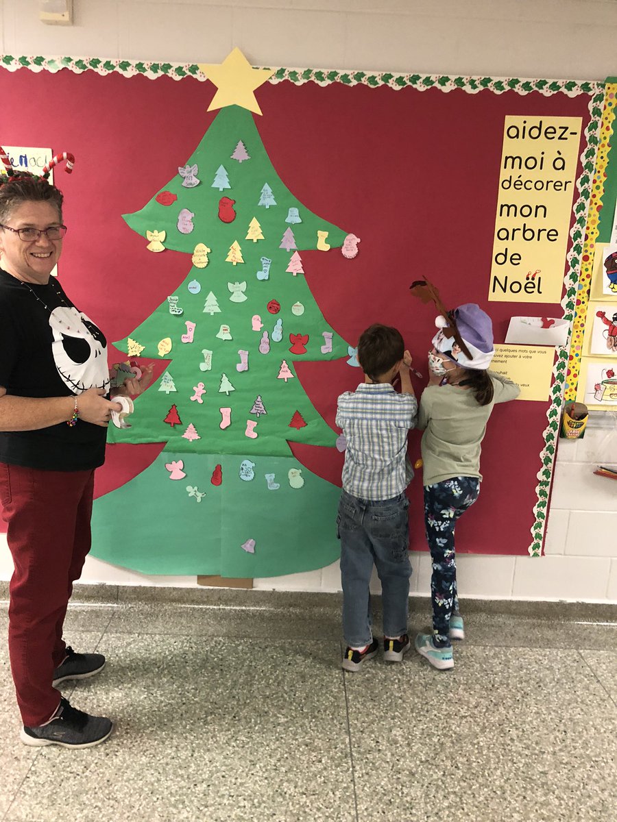 Les Jaguars décorent le sapin en écrivant à propos de leurs souhaits, de leurs traditions ou de leurs vœux de Noël!