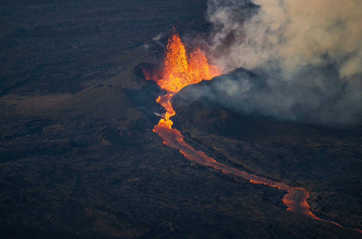 Discovery's tweet photo. Images by Daniel Sullivan
(IG: danielsullivanphotography)

Feel the heat! 🔥

After 38 years, Hawaii's Mauna Loa volcano has erupted again - shooting lava over 50 feet in the air. 🌋 https://t.co/0cR1tNUVag