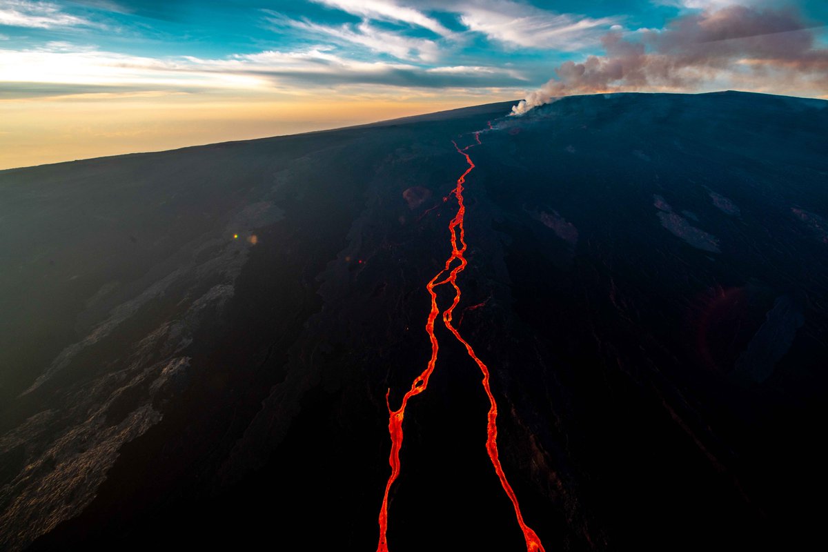 Discovery's tweet photo. Images by Daniel Sullivan
(IG: danielsullivanphotography)

Feel the heat! 🔥

After 38 years, Hawaii's Mauna Loa volcano has erupted again - shooting lava over 50 feet in the air. 🌋 https://t.co/0cR1tNUVag