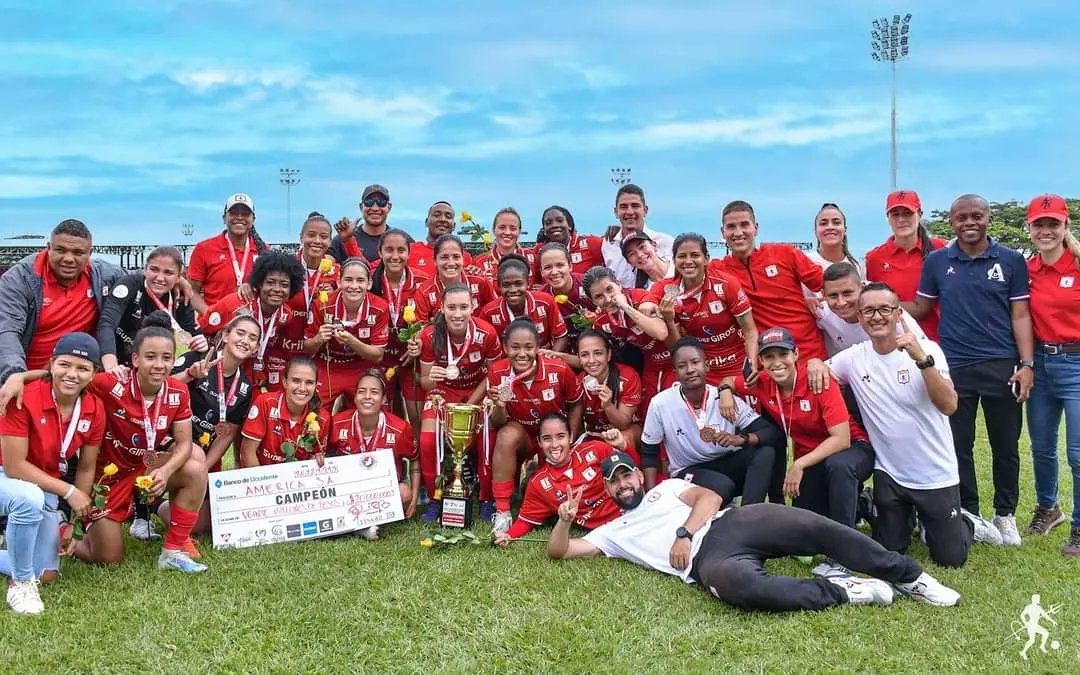 LosCampeonesFM's tweet photo. #AlAire#EnVivo @CaroPineda56 jugadora del @AmericaCaliFem "El fútbol femenino del Valle del Cauca tiene un antes y un después de @atlascp. Después de Atlas ha nacido una generación maravillosa y esa tendencia que genera de tener buenas jugadoras se fue radiando en otras escuelas" https://t.co/KobImnM8cb