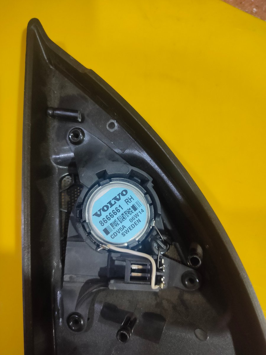 Gu_Ol_'s tweet photo. Mirror cover repairing with glue and a screw
#repair #volvo #DIY #crooked_hands https://t.co/Ltix4OSnfE