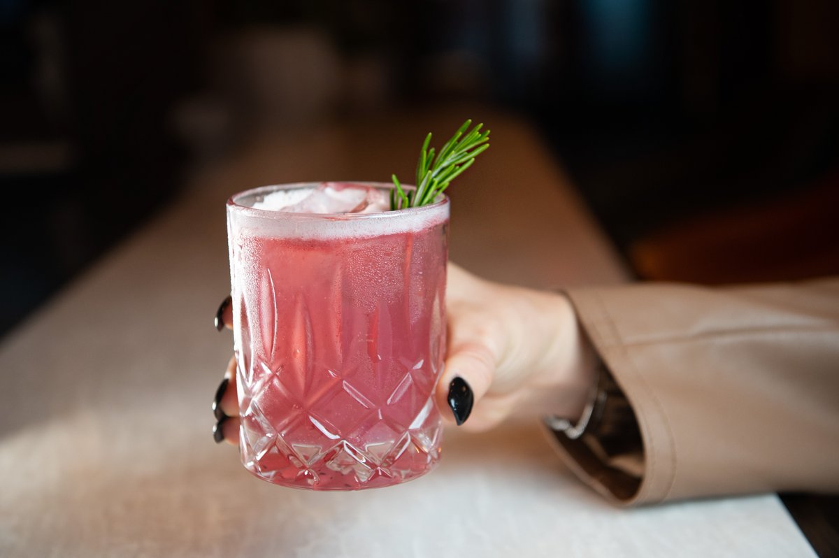 rochambeaubos's tweet photo. Meet us at the bar 🥃 tonight for our #RoséSanta event and enjoy complementary sparkling rosé, small bites and music by @lega.dj @dj.bernn 🎶 #RochambeauBos https://t.co/QDDWsmP7vT