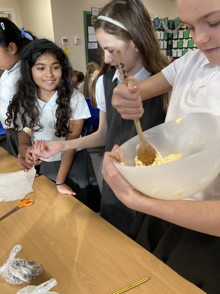latimerprimary's tweet image. What a beautiful day we have had in Year 6! We made delicious cookies and some fantastic cards. We had so much fun today! #ClassVC #ClassTJ #christmasfun