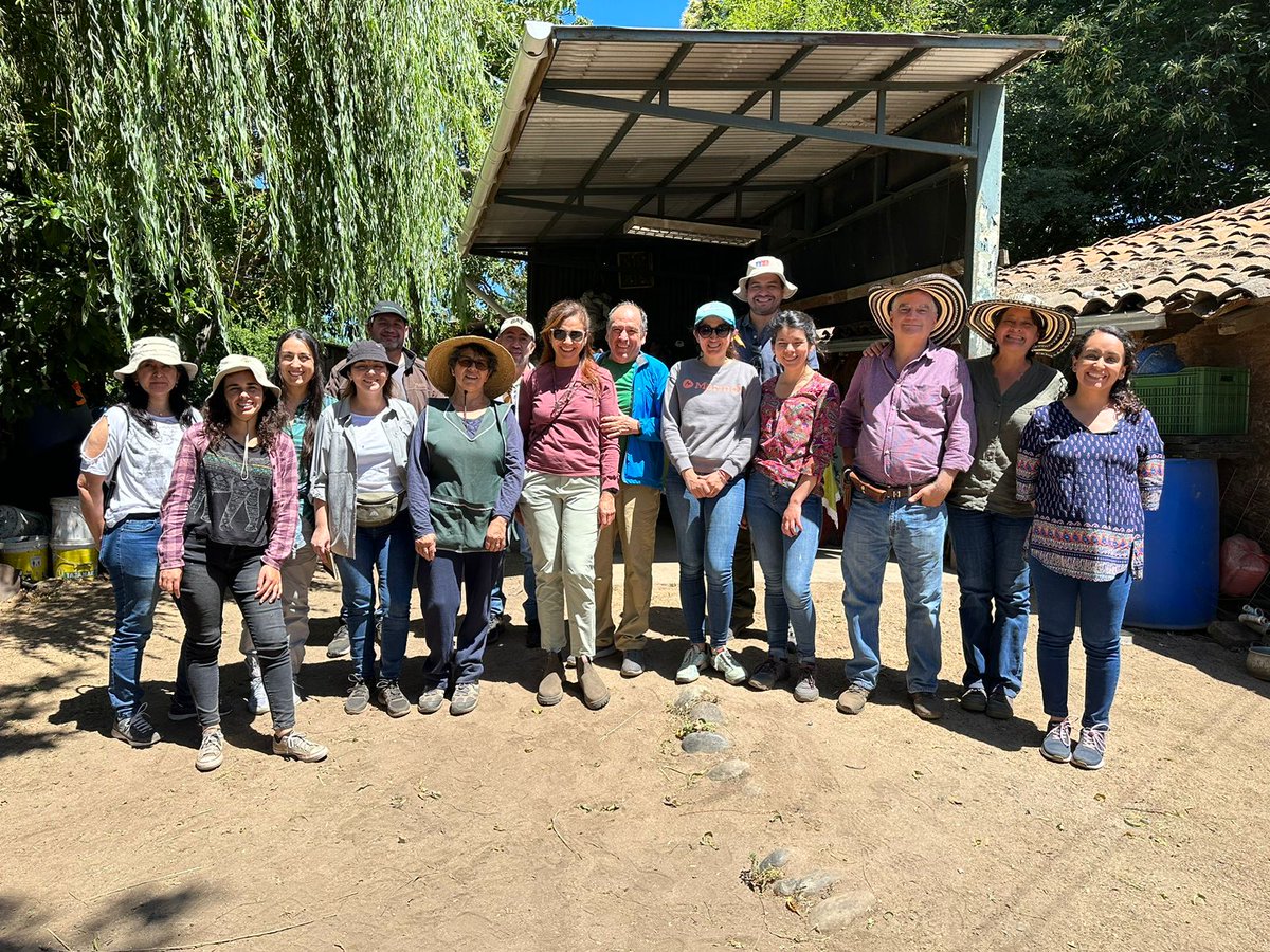 AgroecoINIA's tweet photo. ✅️ Hoy finalizó el primer grupo del Curso Teórico-Práctico: Agroecologia y restauración ecológica.Realizado en #Yumbel, CET secano interior.
Actividad coordinada por @ODEPA y  el BID.
Apoyada por @iniachile 
#agroecología 
#CambioClimático 
#YoNutroMiSuelo https://t.co/nnNbEUH2vz