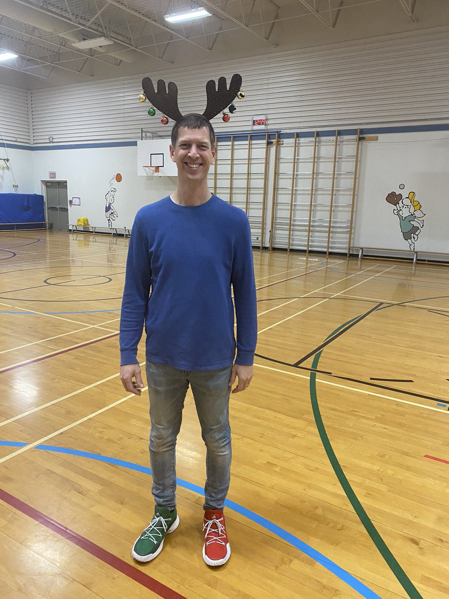 SayersStars's tweet photo. Christmas Hat Day!  Staff showing their spirit! https://t.co/8zKbP0Xhr8