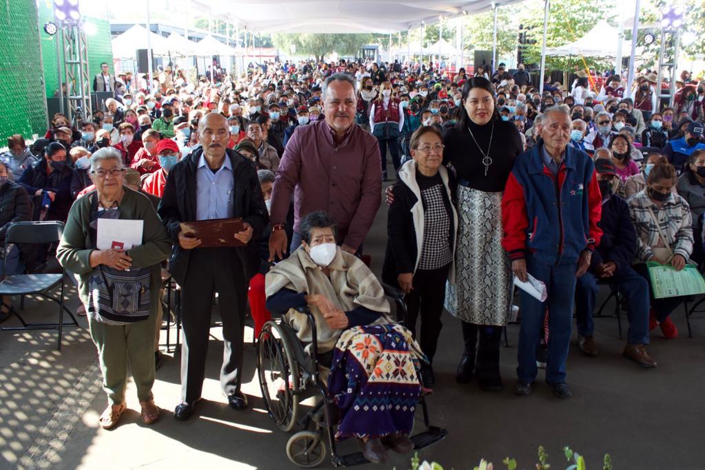 CDMX_PC_Coy's tweet photo. En #ParqueCantera, contamos con la presencia de @RigoSalgadoV y @EstefanyCorreaG para al entrega de tarjetas de la #PensionAdultoMayor 🧓👴🏾👴🏻
Mejorará su calidad de vida y su toma de decisiones. 🙌🏾
TRABAJAMOS POR EL BIENESTAR ♥️
@Claudiashein @villadiegog @CDMX_SIBISO https://t.co/hzlBjgGrXn
