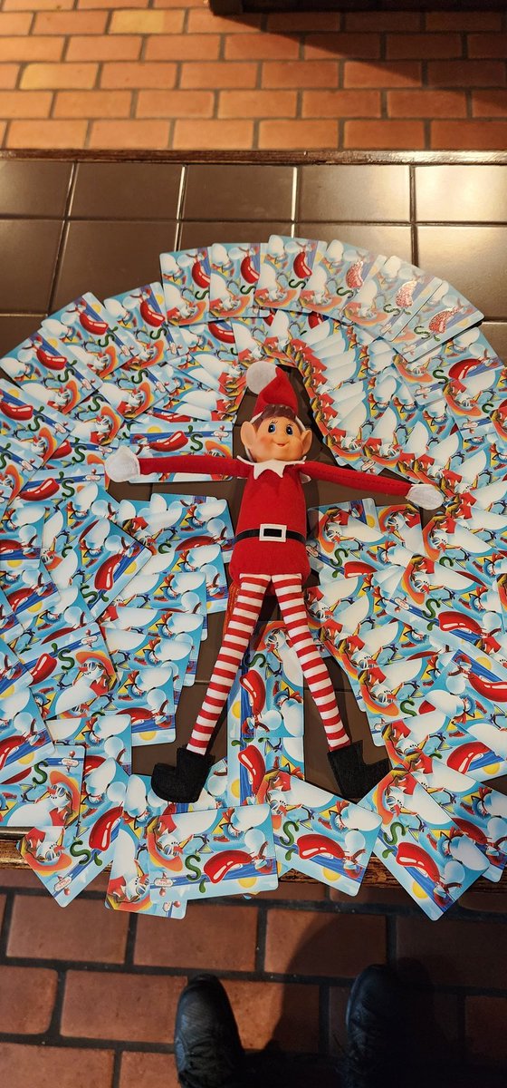 JKouzmanoff's tweet photo. No snow= No problem for Chippy! He's daydreaming about how many chocolate milks and skillet cookies he can buy with his millions! Ps, the $10 bonus cards this guy got tho 🔥 #Chilisbolingbrook #elfontheshelf #chilislove https://t.co/EbMa0YqAb1