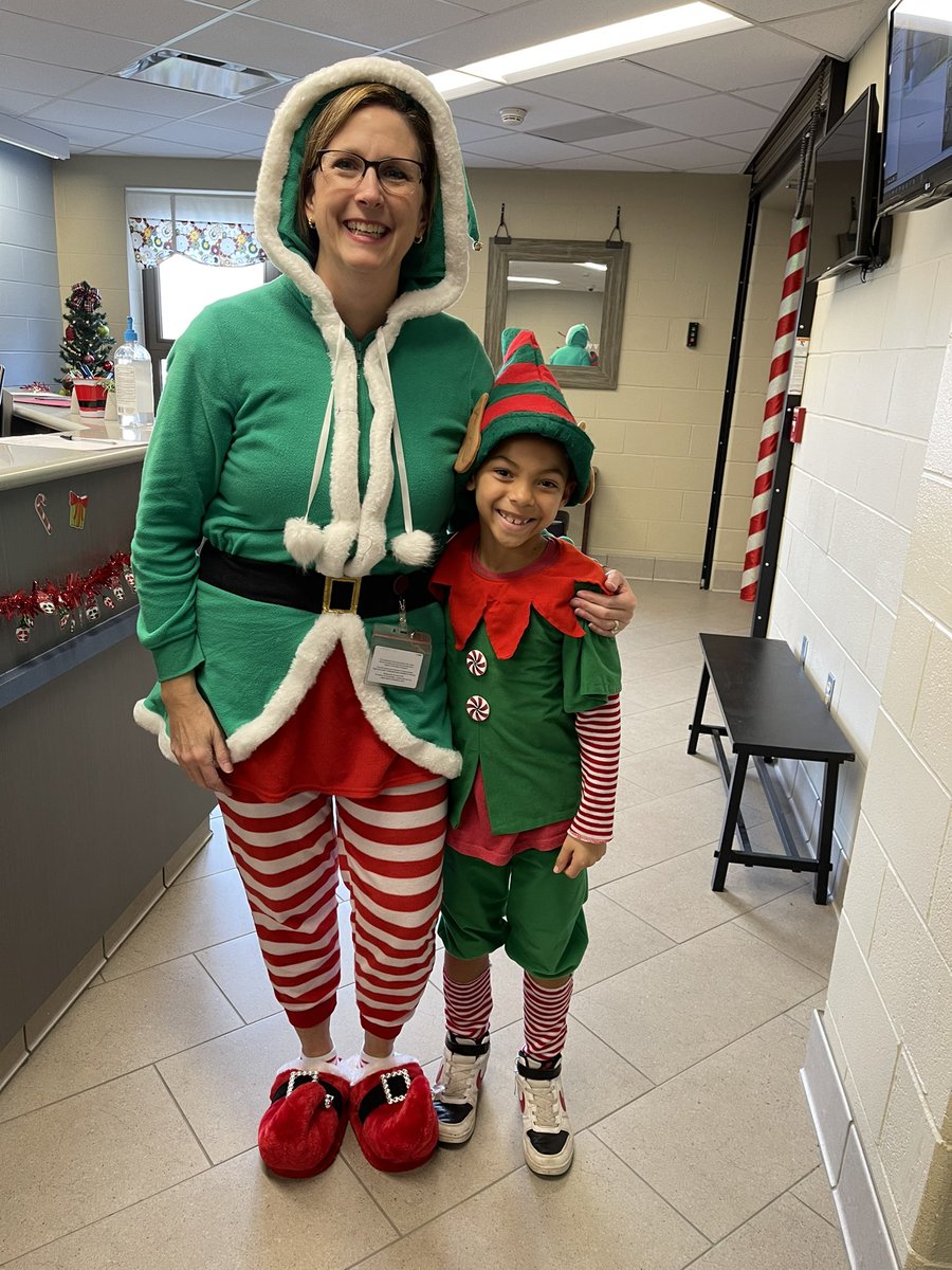 kknunley's tweet photo. Twinning on Elf day❤️💚@HeritageECS #HECSmagic https://t.co/6zwg4VoXRt