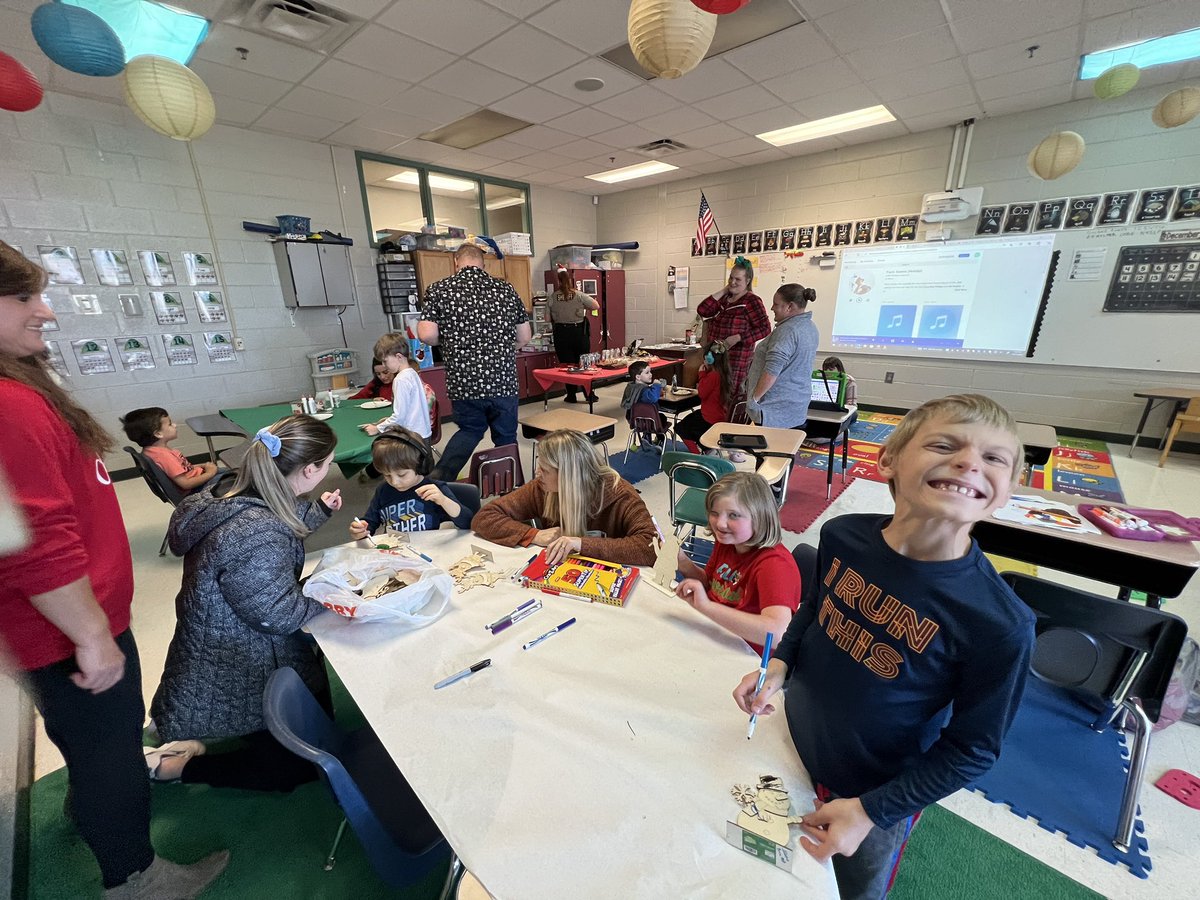 MVESGainesville's tweet photo. Mr. Patrick and Mrs. Pollock’s Jr. Trojans enjoyed celebrating the holiday season during this afternoon’s class party 💚❄️🎄🍪🎅🏼 @Hall_Schools @HallCountySO @ScottPat000 #MakingSnow #ThankYouTeachersAndParents https://t.co/Q5FBYFROPA