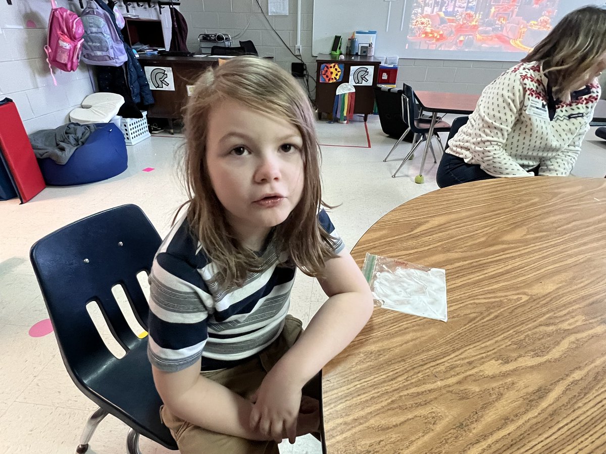 MVESGainesville's tweet photo. Mr. Patrick and Mrs. Pollock’s Jr. Trojans enjoyed celebrating the holiday season during this afternoon’s class party 💚❄️🎄🍪🎅🏼 @Hall_Schools @HallCountySO @ScottPat000 #MakingSnow #ThankYouTeachersAndParents https://t.co/Q5FBYFROPA