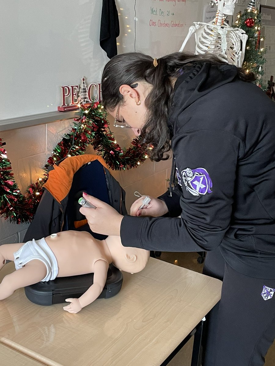 Missrattray's tweet photo. Hands on experiences in Healthcare. Intubation. Ultrasound. Great day with Dr Mondoux @DrShawnMondoux @StFXSOS https://t.co/tDP53tPI6p