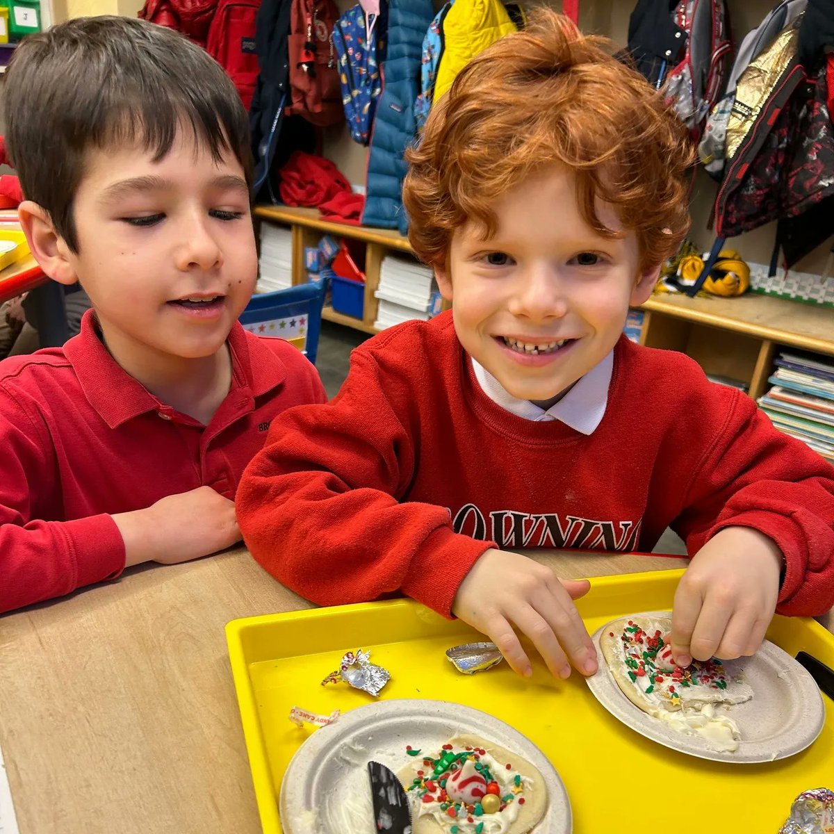Our Kindergarten and Grade 4 Buddies got together to celebrate the holiday season with cookie-making and games!⁠ 🍪⁠ ⁠ The elder members of the Lower School act as role models for the Kindergarteners, with the younger boys modeling… buff.ly/3PmnH3Z