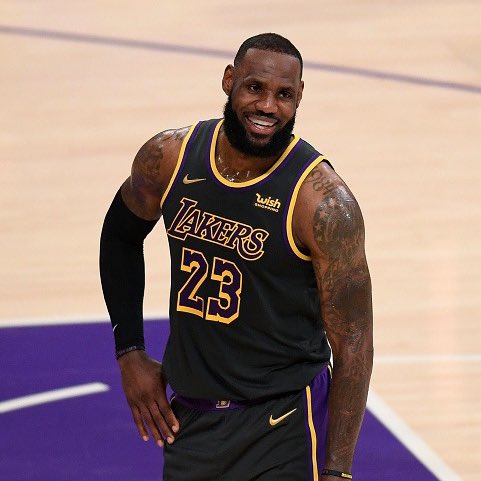 NBA's tweet photo. The looks change, but the rivalry remains the same. Celtics and Lakers, tonight at 10pm/et on TNT 🔥

Show off your favorite jerseys TOMORROW Dec. 14 with the hashtag #NBAJerseyDay to celebrate with basketball fans around the world! 

#CoinbaseNBAHolidayCountdown https://t.co/49hj3XE7hg