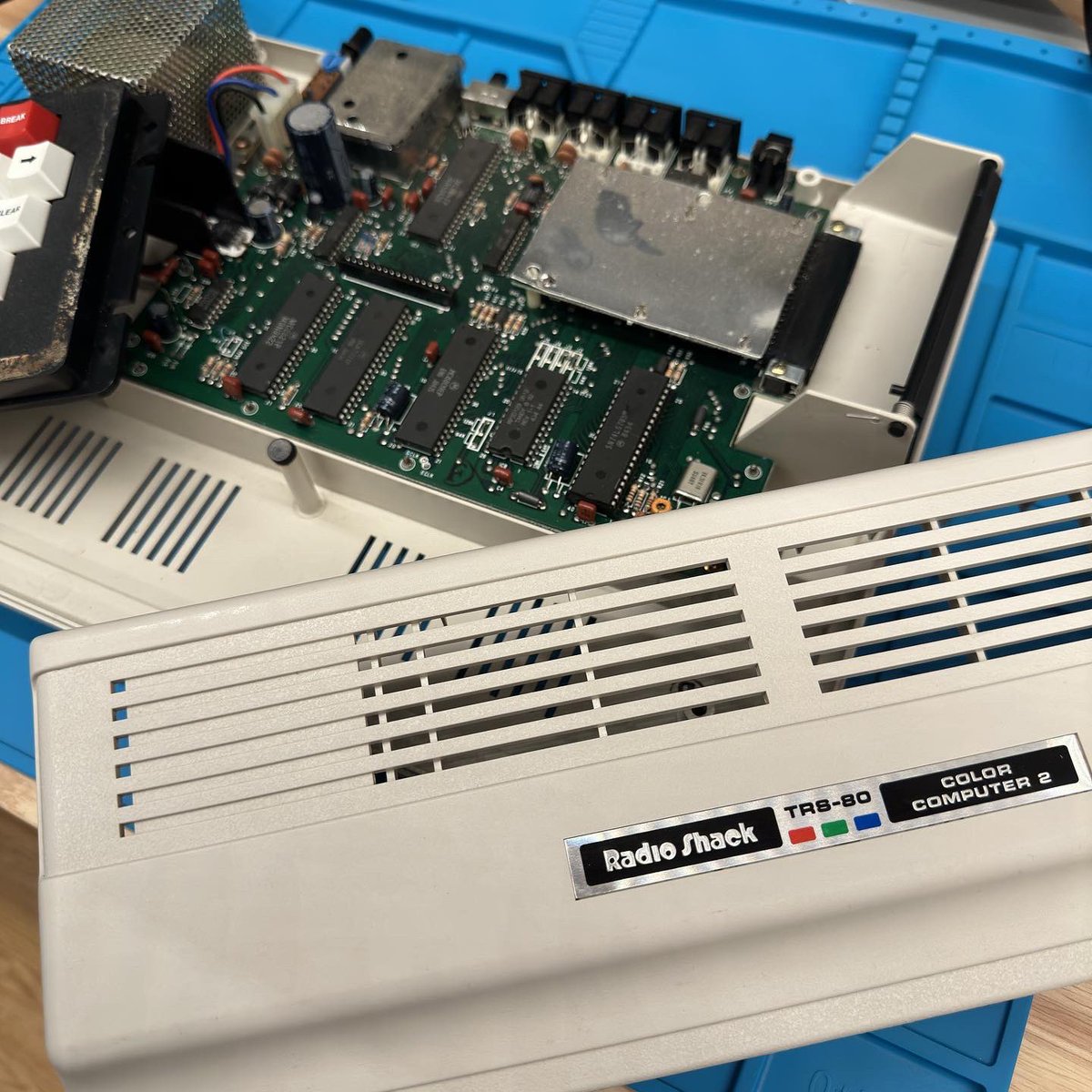 thevintnerd's tweet photo. I can hardly believe I am the first to void the warranty on this. 😆 Pretty clean inside!
#VoidedWarranty #CoCo2 #263127B #TRS80CoCo #TRS80ColorComputer #Tandy #RadioShack #TRS80 #RetroComputers #RetroGaming #TheVintNerd https://t.co/wfaU7rjRB9