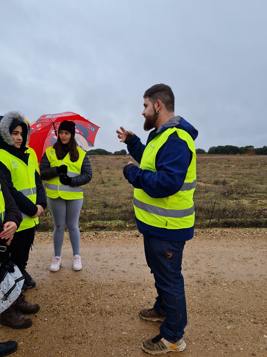 crafloridaduero's tweet photo. Hoy hemos disftutado de la visita a un parque eolico en  #castromonte Es parte de nuestro proyecto #epdelniñoquedomóelviento Hemos descubierto entre otras que dentro de esos enormes molinos hay un ascensor ¿Vosotros ya lo sabíais? @cfievalladolid @educacyl gracias a @Naturgy https://t.co/8scoCRPndf