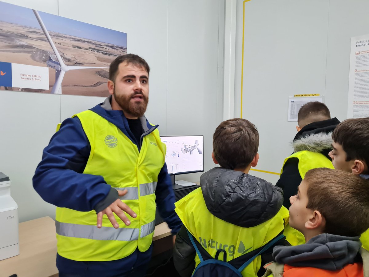 Hoy hemos disftutado de la visita a un parque eolico en  #castromonte Es parte de nuestro proyecto #epdelniñoquedomóelviento Hemos descubierto entre otras que dentro de esos enormes molinos hay un ascensor ¿Vosotros ya lo sabíais? <a href="/cfievalladolid/">CFIE VALLADOLID</a> <a href="/educacyl/">Educación JCyL</a> gracias a <a href="/Naturgy/">Naturgy</a>