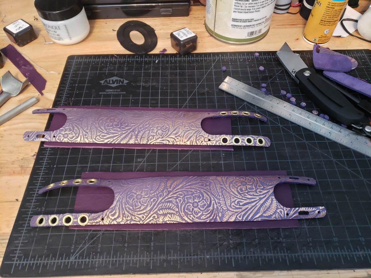 MrVLeatherworks's tweet photo. Cuffs up next, plated with gold riveting and hardware.
(2/3)
#leathercraft #leatherwork #LGBT #sapphic #leatherandlatex #DominateMe #domina #mistress https://t.co/Nrkzftnvfj