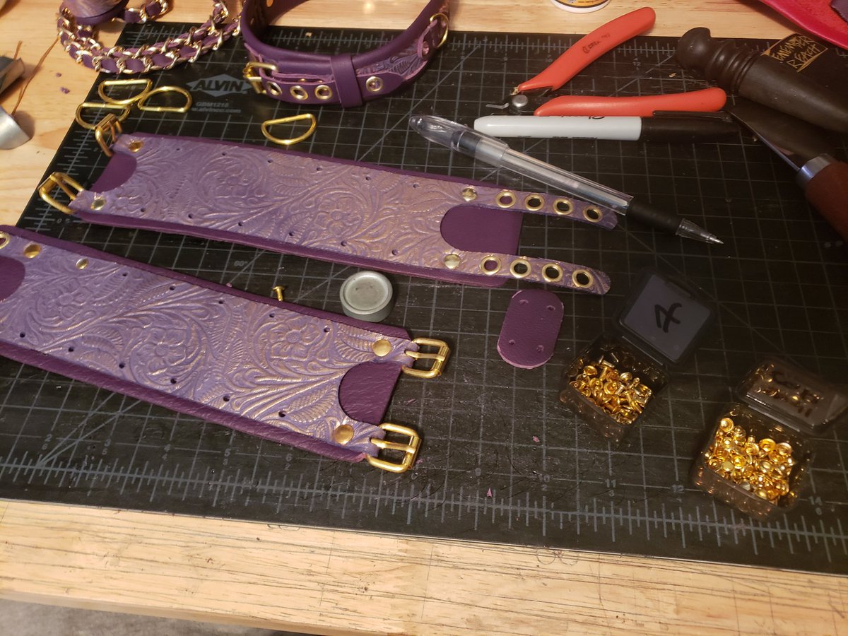 MrVLeatherworks's tweet photo. Cuffs up next, plated with gold riveting and hardware.
(2/3)
#leathercraft #leatherwork #LGBT #sapphic #leatherandlatex #DominateMe #domina #mistress https://t.co/Nrkzftnvfj